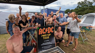 Die Stimmung bei diesen Fans aus Ludwigslust (Mecklenburg-Vorpommern) und Gengenbach (Baden-Württemberg) ist bereits am Freitagnachmittag hervorragend. Ein Bierwagen (im Hintergrund) ist ein beliebter Ausstattungsgegenstand.