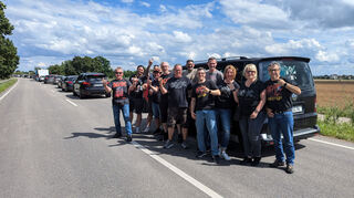 Gut gelaunt im Stau: Diese Gruppe AC/DC-Fans aus der Westpfalz verliert trotz stundenlanger Wartezeit auf der B 39 bei Neulußheim nicht die Vorfreude aufs Konzert.
