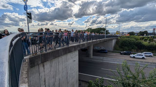 Zu Fuß über den Stau: Fans über der B39 bei der Abfahrt Mitte in Höhe des McDonald's-Restautants.