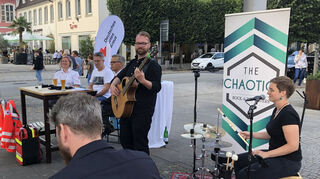 Den Gottesdienst auf dem Schlossplatz gestalten Anja Beck (hinten v. l.), Pfarrer Steffen Groß und Dr. Jans-Jürgen Scholz sowie die Band „The Chaotics“.