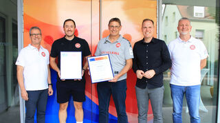 HG-Vorstandsmitglied Michael Zipf (v. l.) , die Ehrenamtlichen des Jahres, Robert Lux und Roger Magnus, Stadtwerke-Prokurist Patrick Körner und HG-Vorstandsmitglied Jochen Kühnle bei der Preisübergabe.