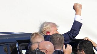 Auch, als er in das Fahrzeug einsteigt, hält Donald Trump noch seine rechte Faust geballt.