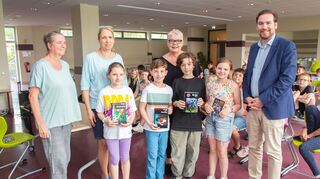 Die beiden Lehrerinnen Katharina Schrenk (v. l.) und Marina Wißler begrüßen die „Drei Fragezeichen“-Autorin gemeinsam mit dem Landtagsabgeordneten Andreas Sturm und den Schulsprechern an der Humboldtschule in Plankstadt.