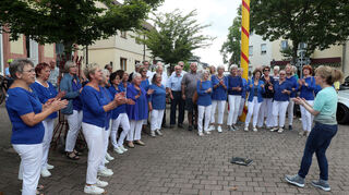 Beim Wandelkonzert der Chorgemeinschaft Brühl Baden singt der gemischte Chor „Chorness“ unter der Leitung von Vera Pfannenstiel.