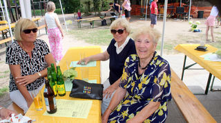 Sind beim Sommerfest der evangelischen Kirchengemeinde immer mit dabei: Mutter Anna Meyer (96, r.) und ihre Töchter Bärbel Meng (l.) und Adele Fink.