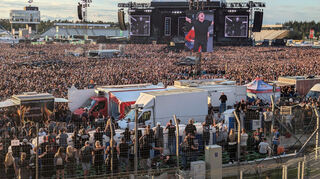 Bis zum Zaun und hinter den Dixi-Toiletten stehen die Besucher im Infield des Motodroms beim Auftritt von AC/DC (auf der LED-Wand: Sänger Brian Johnson). Viele Besucher klagen, es sei überfüllt.
