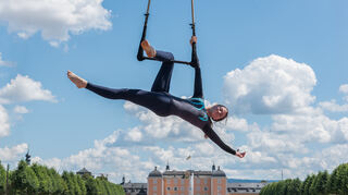 Maja Müller vom Sporttheater Heidenheim zeigt ihre Künste am Trapez – vor dieser Traumkulisse.