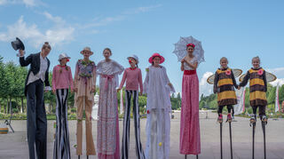 Diese wunderbar gekleideten Stelzenläufer aus Heidenheim begrüßen die Gäste auf der Schlossterrasse zum „Klingenden Schwestzingen“.