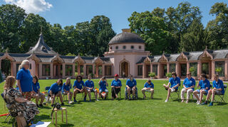 Die Schüler der Schwetzinger Comeniusschule bieten musikalisches Allerlei aus Pop und Klassik im Moscheegarten an.