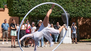 Lena Bücherler vom Sporttheater Heidenheim vollführt einen tollen akrobatischen Tanz mit dem Reifen.