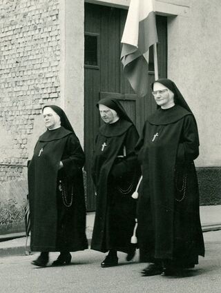 Drei der Gengenbacher Schwestern, darunter Renhilde (r.). Das Bild entstand vermut-lich am Tag der Primiz von Neupriester Wolfgang Gaber am 10. Juni 1973.