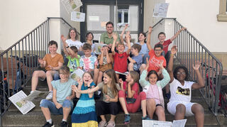 Nicht nur eine Klasse ist beim Besuch der Schwetzinger Zeitung/Hockenheimer Tageszeitung an der Reihe: In der 4d empfangen aufgeweckte Schüler Volontär Noah Eschwey, der dank der Kinder nun das Alphabet lernt.