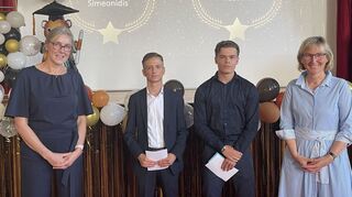 Christina von der Felsen (l.) und Rektorin Gönner (r.) gratulieren den Preisträgern Vasilios Simeonidis (Berufsfachschule) und Marcel Rostohar (Berufskolleg 2).