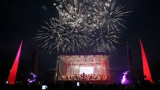 Die Operngala Schloss in Flammen mit abschließendem Feuerwerk wird am Samstag wieder Tausende in den Schwetzinger Schlossgarten locken.