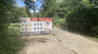 Die Absperrungen rechts und links der Baustelle am Leimbach sind zwar sehr umfassend, doch immer mehr Spaziergänger und Radfahrer ignorieren das oder zerstören die Absperrung sogar aktiv. Das kann an der Baustelle ein lebensgefährliches Risiko bedeuten, wie die Gemeindeverwaltung betont.