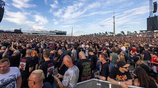 Überfüllt oder einfach nur kuschelig? Die Meinungen über das Gedränge im Infield gehen weit auseinander.