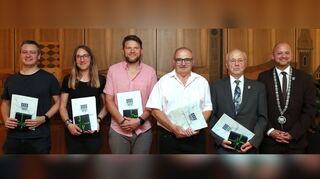 Diese Mitglieder verlassen den Gemeinderat nach der abgelaufenen Amtsperiode: Daniel Cloutier (v. l.), Patrick Alberti (beide Grüne), Dr. Martin Schmitt (FWV), Herbert Gieser (CDU) und Werner Kerschgens (SPD), daneben Bürgermeister Pascal Seidel. Gieser und Kerschgens waren je 25 Jahre Teil des Gremiums.