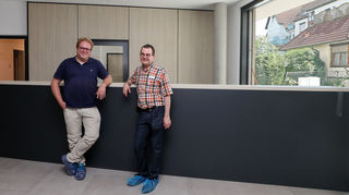 Mit Überschuhen wie im Aquadrom: Architekt Johannes Klorer (l.) und Heimleiter Markus Hübl stehen an der Empfangstheke im Eingangsbereich und achten darauf, dass kein Baustellenschmutz mehr in den Neubau getragen wird.