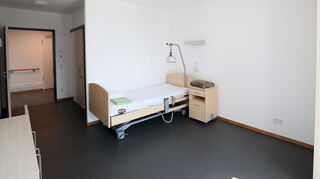 Blick in ein Bewohnerzimmer: Die Einrichtung inklusive Pflegebett ist komplett neu, aus der Rathausstraße werden allenfalls persönliche Gegenstände mitgenommen.