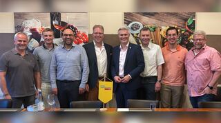 Matthias Steffan (M.) kann auf die Unterstützung der FDP mit Metin Gülsahin (v.l.), Liam Uhlig, Murat Ispek, Professor Oliver Brand, Dr. Christian Lorentz, Dr. Thomas Neumayer und Ralph-Achim Breitfeld bauen.