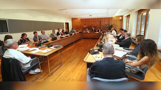 Dieses Bild ergibt sich künftig bei den Sitzungen im Oftersheimer Roland-Seidel-Saal. Die neu Gewählten sitzen bereits in ihren Fraktionen. Weiterhin sitzen linker Hand von hinten nach vorne FDP, Grüne und CDU, rechts SPD und Freie Wähler. Die einzige entschuldigte Gemeinderätin am Dienstagabend – und somit nicht mit auf dem Bild – ist Carmen Kurz-Ketterer (FDP).
