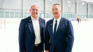 Hoher Besuch in der SAP Arena: Eishockey-Bundestrainer Harold Kreis (r.) und DEB-Präsident Peter Merten waren beim DEB Media Day vor Ort.