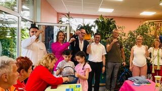 Das Geld aus dem Stadtradeln kommt dem Kinderhaus zugute. Hier werden schon die ersten Geräte ausgepackt, die die Bewegung und Motorik der Kinder fördern sollen. Im Hintergrund die Spender und die städtischen Vertreter.