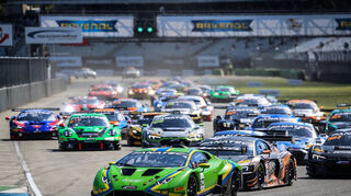 Bei der „Fanatec GT World Challenge Europe“ stehen Boliden von acht verschiedenen Marken am Start.