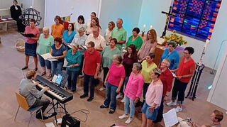 Der Reilinger Gospelchor bei seinem Auftritt in der Altlußheimer Kirche. Im Hintergrund ist Pfarrerin Eva Leonhardt zu sehen, die den Gottesdienst zum Diakoniesonntag hielt.