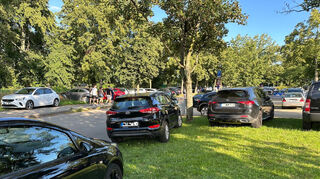 Autos stehen rund um den Sportpark Süd in Brühl kreuz und quer auf den Wiesen.