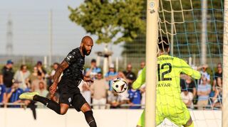 Gleich landet der Ball im Netz: Waldhof-Spieler Terrence Boyd (l.) schießt den SVW zur zwischenzeitlichen 2:1-Führung gegen den VfR Mannheim.