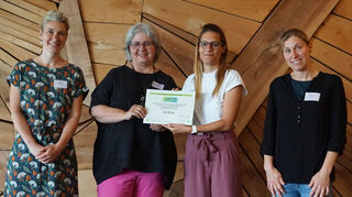 Hanna Henkel (v. l.) von der Kliba), Ute Geller-Schmidtke (Leiterin der -Zeyher-Grundschule), Julia Eustachi (Landratsamt) und Lisa Muckenfuss („ifeu Institut“) bei der Prämienverleihung.