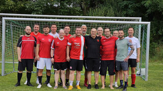 Wiedersehensfreude: Turgut Samanci (schwarzes T-Shirt) mit seinen Lebensrettern Dominik Schwegler (l.) und Heiko Heppes (r.) im Arm sowie dem AH-Team.