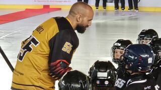 Die Nachwuchsarbeit liegt Felix Schütz am Herzen. Klar, dass die Talente auch beim Abschiedsspiel des Eishockey-Profis dabei waren.