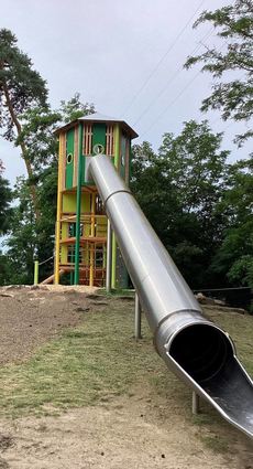 Sieht doch wirklich gut aus – der neue Turm und die rasante Rutsche in der Speyerer Walderholung dürfte gerade jetzt in den Ferien viel Zuspruch finden.