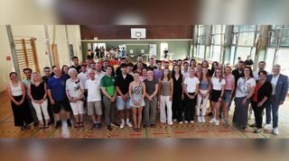 Die geehrten Sportler freuen sich über die Würdigung der Stadt Schwetzingen durch Bürgermeister Matthias Steffan (rechts).