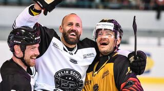 Alex Barta (l.), Sportmanager der Düsseldorfer EG, und Moritz Müller, Kapitän der Kölner Haie, ließen Felix Schütz nach der Schlusssirene hochleben.