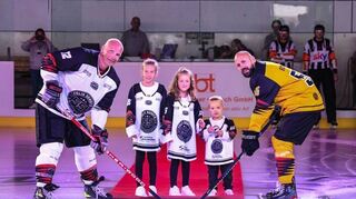 Beim Eröffnungsbully mit Mirko Lüdemann (l.) sind die Kinder von Felix Schütz mit auf dem Eis.