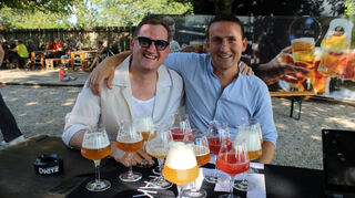Welde-Chef Max Spielmann (l.) und Weldegarten-Chef Benjamin Huckele verkosten die mitgebrachten Bierspezialitäten der befreundeten Brauereien.