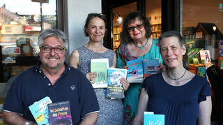 Sie wissen, welche Bücher aktuell Freude bereiten: Bei „Literatur für den Liegestuhl“ stellen (v. l.) Klaus Maria Dechant, Barbara Hennl-Goll, Dagmar Krebaum und Christina Schobert tolle Sommerliteratur vor.