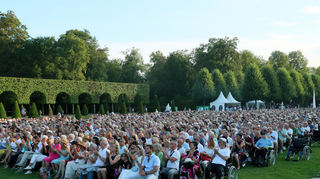 Zahlreich sind die Menschen in den Schwetzinger Schlossgarten gekommen, um Schloss in Flammen 2024 zu erleben.