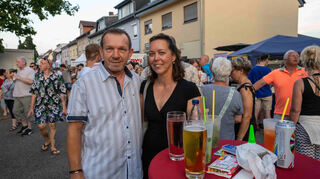 Entspannt den Abend genießen: Reiner und Carmen mögen das Sommerfest.