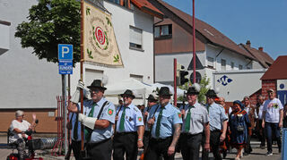 Die „Brauchtumsschützen“ der Sportgemeinde Brühl beim traditionellen Umzug zur Bühne am Gockelbrunnen.