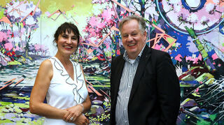 Künstlerin Inna Artemova im Gespräch mit Christian Kramberg, dem Vorsitzenden des Kunstvereins, vor dem fünfteiligen Kunstwerk „Becoming a Dragonfly“, das der Ausstellung ihren Namen gab.