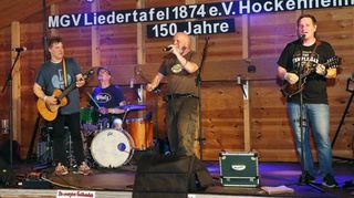 Bei der Band „Die anonyme Giddarischde“ herrscht schnell Stimmung. Mit ihrer Musik und flotten Sprüchen begeistern sie die Menschen vor der Bühne.