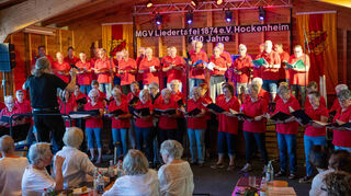 Der Frauen- und Männerchor des MGV Hockenheim eröffnet den Chorabend im Alten Fahrerlager zur Feier des 150-jährigen Bestehens mit dem traditionellen englischen Volks-lied „Scarborough Fair“.