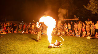 Einen feurigen Atem beweisen die beliebten Feuerschlucker und Gaukler abends beim Mittelalterlager – da staunen Jung und Alt.