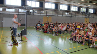 Rezitator und Musiker Oliver Steller verbindet Literatur und Musik. Sein Auftritt in der Turnhalle der Schillerschule begeistert die Kinder.