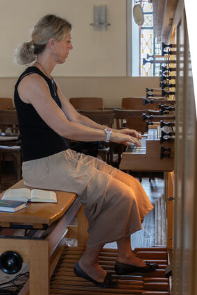 Dorothee Strieker spielt die Orgel in der Schwetzinger Stadtkirche zum letzten Mal – sie zieht in ihre Heimat Maulbronn.
