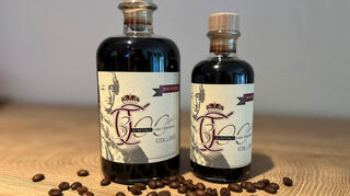 Den Kaffeelikör in der Apothekerflasche gibt’s als 0,5- oder 0,2-Liter-Flasche.